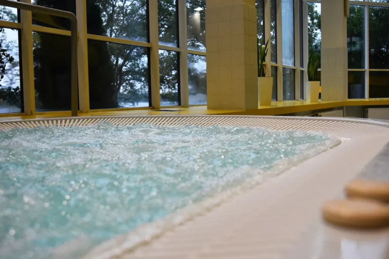 jacuzzi na pływalni