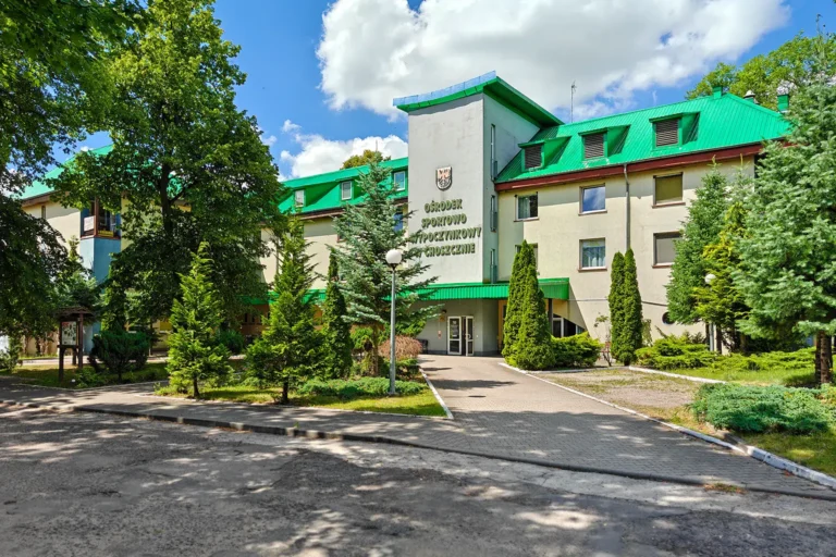 Widok na zza bramy Ośrodek Sportowo-Wypoczynkowy w Choszcznie
